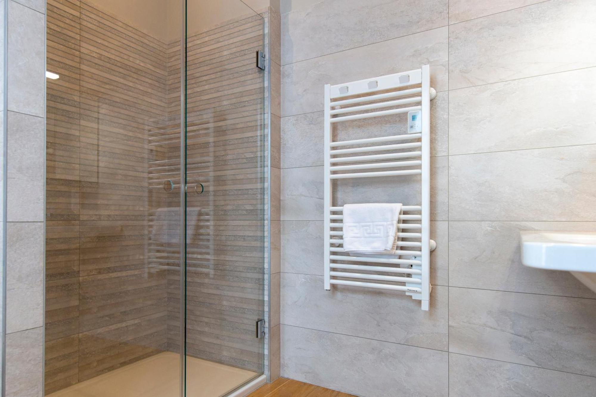 Escale Rochelaise, Gite Urbain Avec Spa Bain Nordique Et Sauna Tonneau La Rochelle  Exterior photo