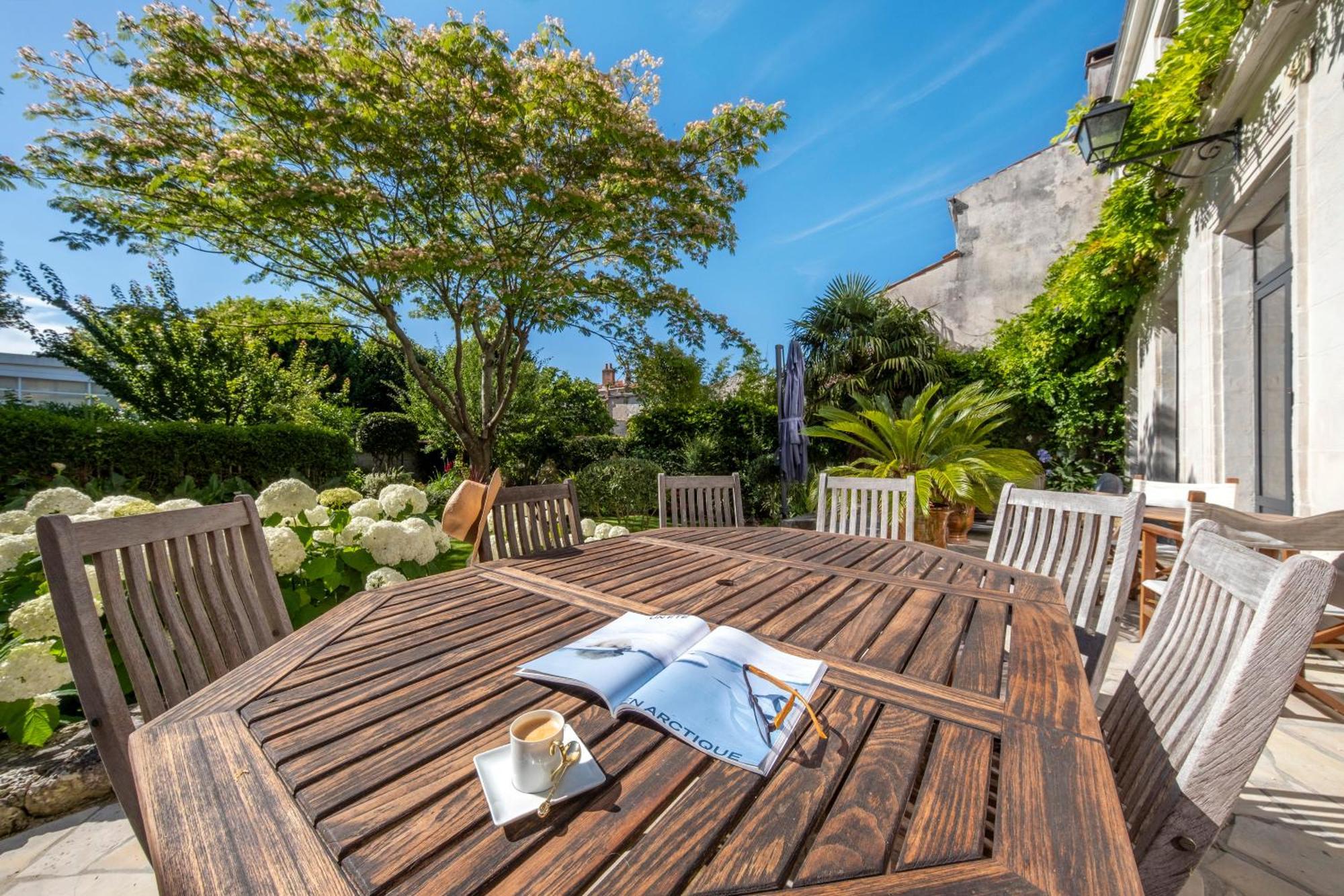 Escale Rochelaise, Gite Urbain Avec Spa Bain Nordique Et Sauna Tonneau La Rochelle  Exterior photo