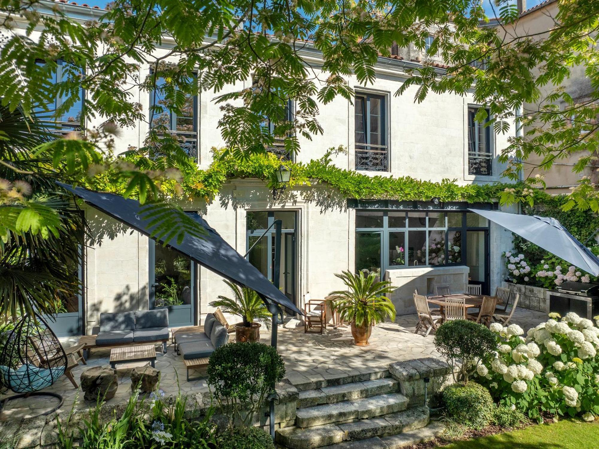 Escale Rochelaise, Gite Urbain Avec Spa Bain Nordique Et Sauna Tonneau La Rochelle  Exterior photo