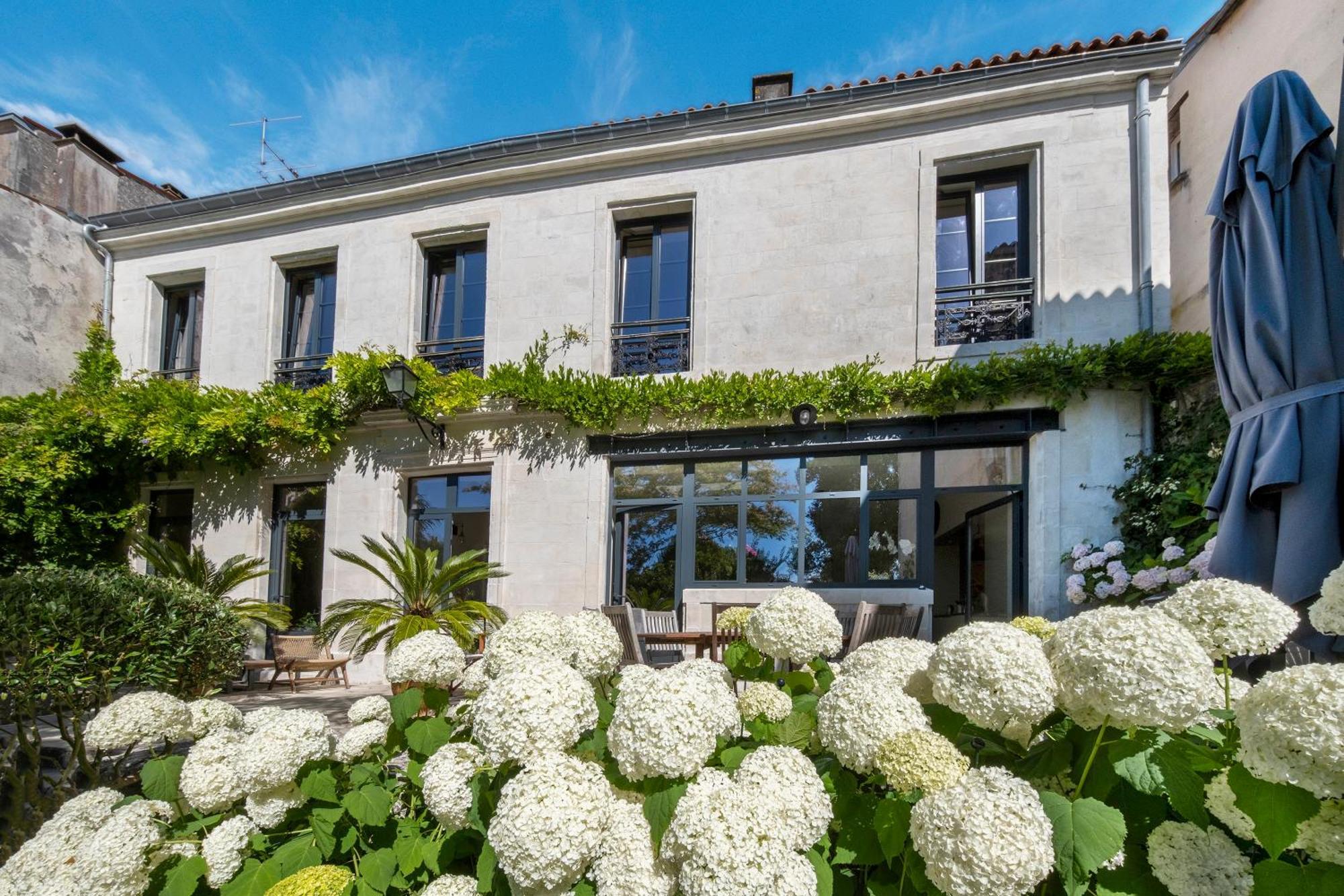 Escale Rochelaise, Gite Urbain Avec Spa Bain Nordique Et Sauna Tonneau La Rochelle  Exterior photo