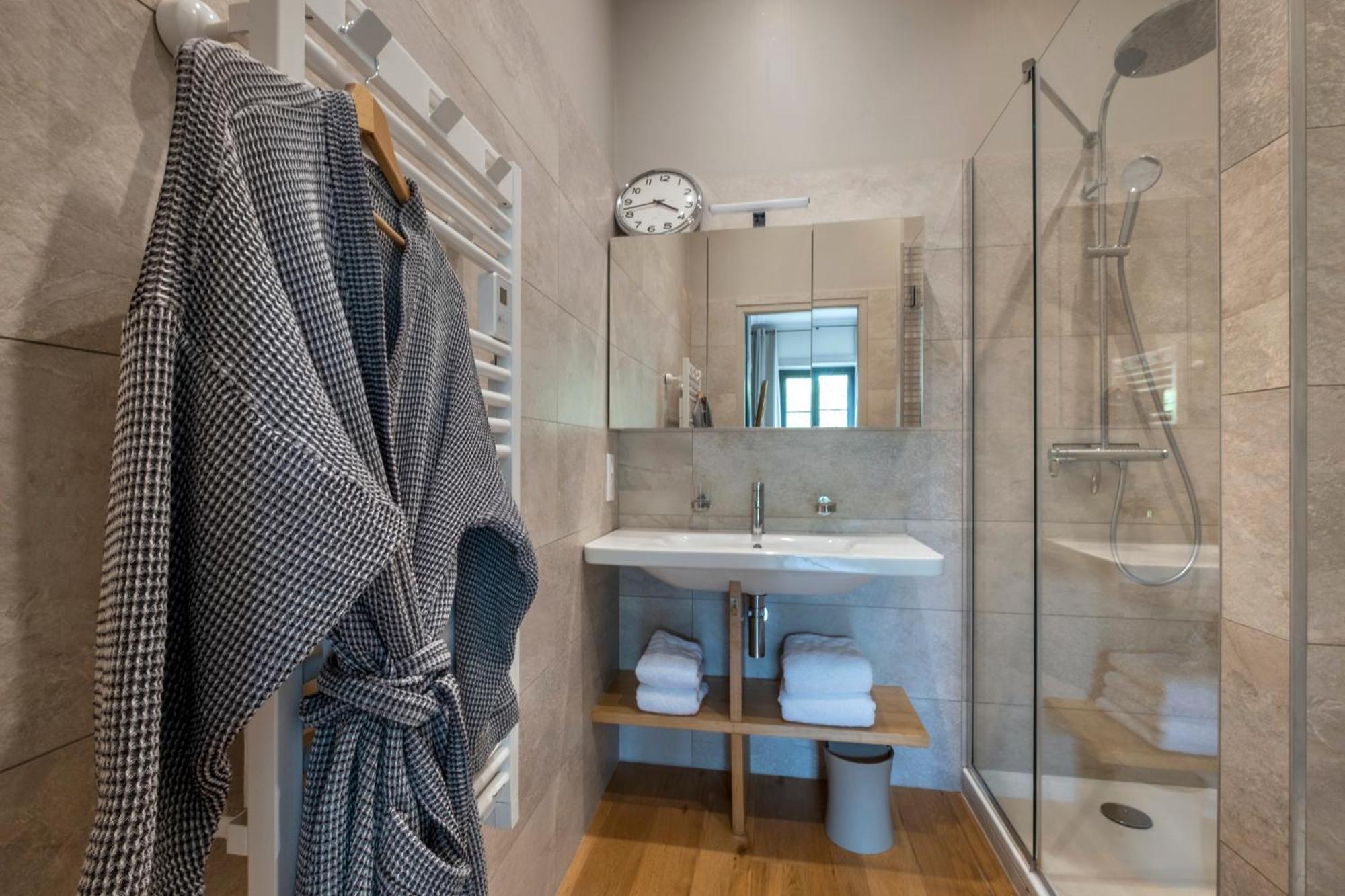 Escale Rochelaise, Gite Urbain Avec Spa Bain Nordique Et Sauna Tonneau La Rochelle  Exterior photo